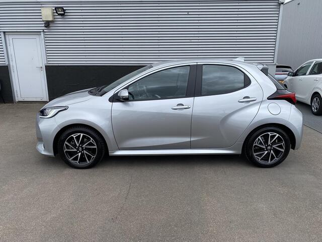 Toyota YARIS 1.5 Hybrid Dynamic Parkeersensoren voor + achter, Navigatie Apple CarPlay/Android Auto, achteruitrij camera, adaptieve cruise control, LED