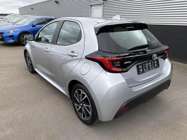 Toyota YARIS 1.5 Hybrid Dynamic Parkeersensoren voor + achter, Navigatie Apple CarPlay/Android Auto, achteruitrij camera, adaptieve cruise control, LED