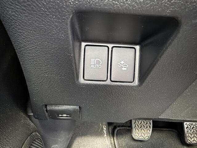 Toyota YARIS 1.3 VVT-i | Navigatie | Trekhaak | Metallic lak