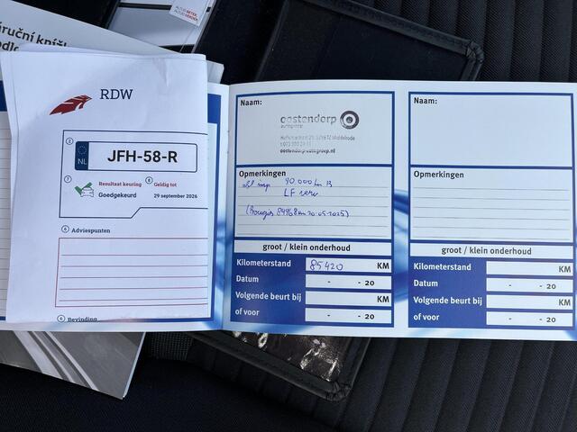 Toyota YARIS 1.5 Hybrid Bi-Tone | 16 inch LM-velgen | Keyless entry | Parkeercamera | Bluetooth |