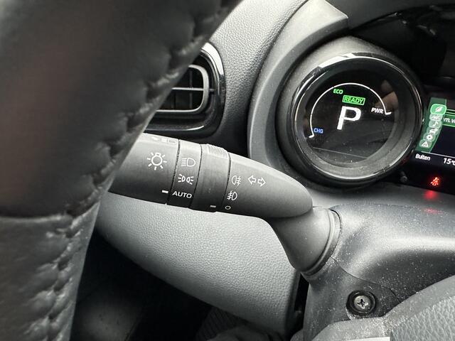 Toyota YARIS 1.5 Hybrid Executive Panoramadak / Navigatie / Stoel- en stuurverwarming / Parkeersensoren voor en achter / 1e eigenaar, dealeronderhouden / Toyota Garantie