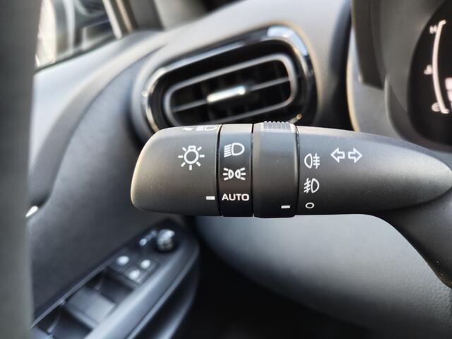 Toyota YARIS 1.5 Hybrid 130 Dynamic | Comfort Pack | Sensoren v/a | Stoelverw