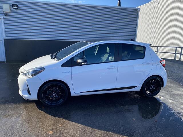 Toyota YARIS 1.5 Hybrid GR-Sport Nieuw geleverd, 1e eign. Dealeronderhouden, AppleCarPlay/AndroidAuto, Climate control, Cruise control, LM velgen, Parkeerhulpcamera, Zwart dak, Privacy glas