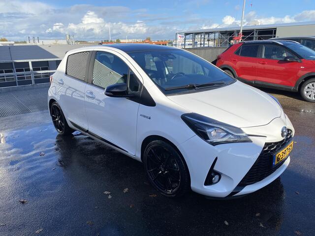 Toyota YARIS 1.5 Hybrid GR-Sport Nieuw geleverd, 1e eign. Dealeronderhouden, AppleCarPlay/AndroidAuto, Climate control, Cruise control, LM velgen, Parkeerhulpcamera, Zwart dak, Privacy glas