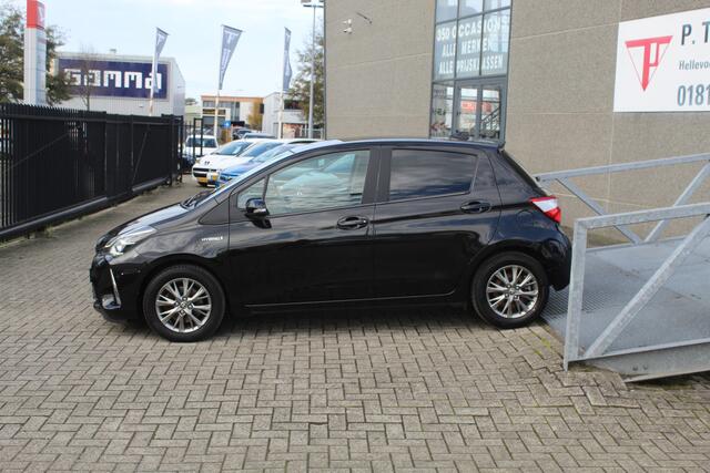 Toyota YARIS 1.5 Hybrid Dynamic /Automaat/Orig.NL auto/Achteruitrijcamera/Climate control/Cruise control/Keyless/Navi by app/Privacy glass/Mistlampen/Licht metalen velgen