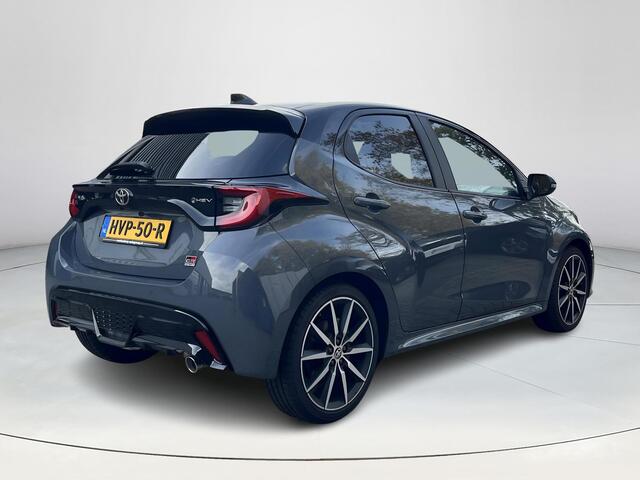 Toyota YARIS 1.5 Hybrid 130 GR Sport Plus Pack | All-in prijs | NAP! | Panoramadak | Camera |