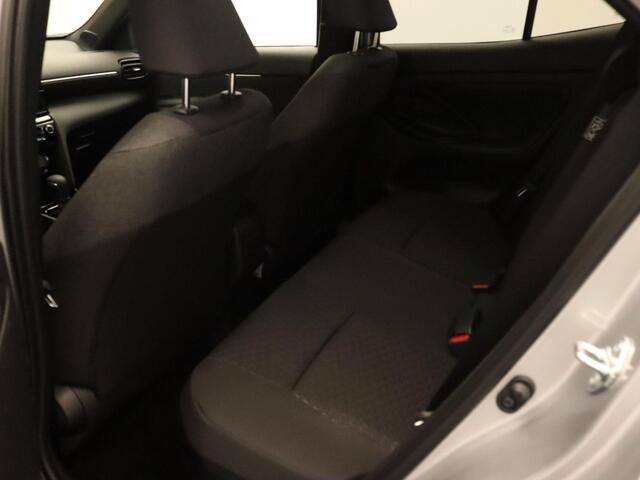 Toyota YARIS Cross 1.5 Hybrid 130 Dynamic Plus 130 PK - ADAPTIEVE CRUISE CONTROL - DODEHOEKDETECTIE - STUURWIELVERWARMING - CLIMATE CONTROL - APPLE CARPLAY/ANDROID AUTO - STOELVERWARMING VOORSTOELEN - PARKEERSENSOREN VOOR + ACHTER - EXTRA GETINT GLAS