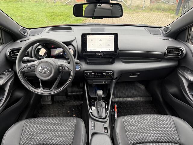 Toyota YARIS 1.5 Hybrid Executive **NAVIGATIE/ HEAD UP DISPLAY/ STOEL EN STUURWIELVERWARMING/ GARANTIE**