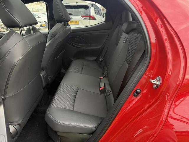 Toyota YARIS 1.5 Hybrid Executive **NAVIGATIE/ HEAD UP DISPLAY/ STOEL EN STUURWIELVERWARMING/ GARANTIE**