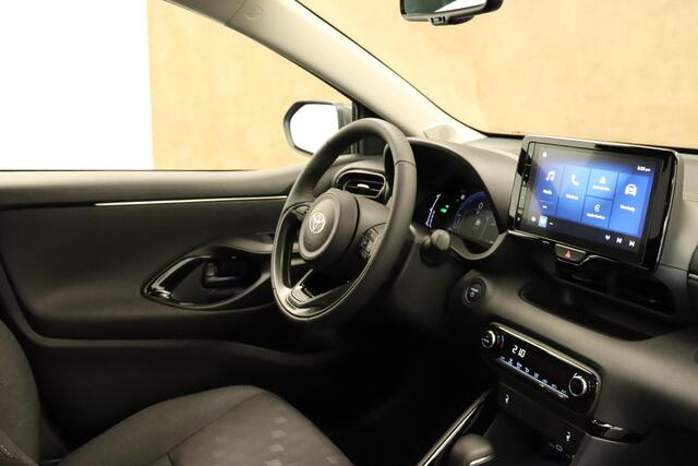 Toyota YARIS 1.5 Hybrid 130 Dynamic ComfortPack 130PK! - DIRECT UITVOORRAAD LEVERBAAR - ADAPTIEVE CRUISE CONTROL - DODEHOEKDETECTIE - APPLE CARPLAY/ANDROID AUTO - CAMERA - CLIMATE CONTROL - KEYLESS ENTRY/START - EXTRA GETINT GLAS - NAVIGATIE - STOELVERWARMING VOORZIJD