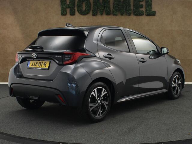 Toyota YARIS 1.5 Hybrid 115 Dynamic - DIRECT UIT VOORRAAD LEVERBAAR - KEYLESS ENTRY & START - STOEL EN STUUR VERWARMING - ADPATIVE CRUISE CONTROL - ACHTERUITRIJ CAMERA - DRAADLOZE TELEFOONLADER