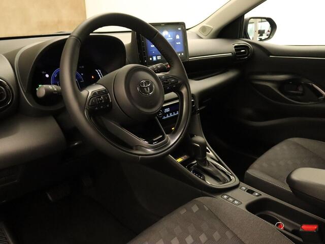 Toyota YARIS 1.5 Hybrid 115 Dynamic - DIRECT UIT VOORRAAD LEVERBAAR - KEYLESS ENTRY & START - STOEL EN STUUR VERWARMING - ADPATIVE CRUISE CONTROL - ACHTERUITRIJ CAMERA - DRAADLOZE TELEFOONLADER