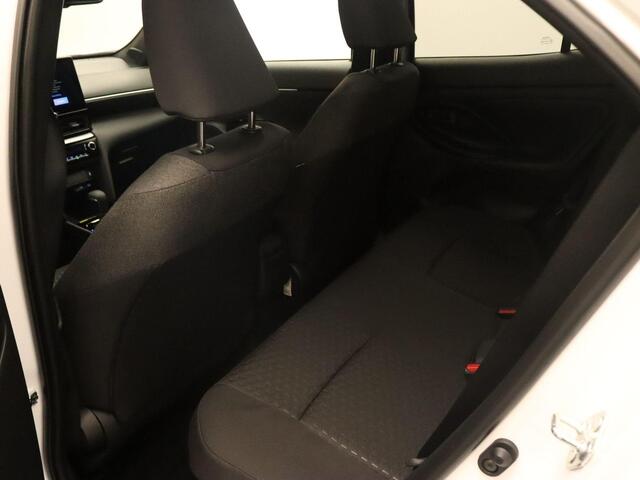 Toyota YARIS Cross 1.5 Hybrid 130 Dynamic 130 PK! - DIRECT UIT VOORRAAD LEVERBAAR - PARKEERSENSOREN VOOR EN ACHTER - DODEHOEK DETECTIE - STOEL, STUUR EN VOORRUIT VERWARMING - DRAADLOZE TELEFOONLADER - ADAPTIVE CRUISE CONTROL