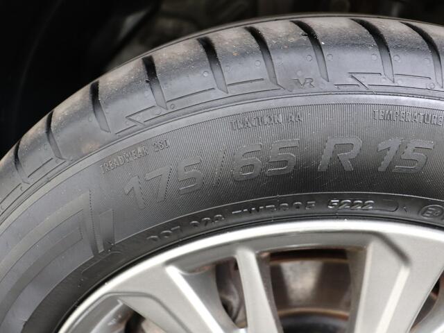 Toyota YARIS 1.5 Hybrid Design | LM velgen | Camera | Full map navigatie | Climate control |