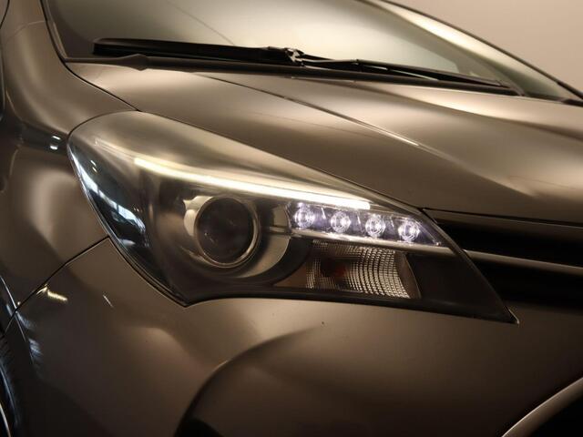 Toyota YARIS 1.5 Hybrid Trend - ORIGINEEL NEDERLANDSE AUTO - AFKOMSTIG VAN 2E EIGENAAR - VOLLEDIG ONDERHOUDEN - ALLE BOEKJES AANWEZIG- NAVIGATIE - CLIMATE CONTROL - LEDEREN STUUR - BOTSWAARSCHUWINGSSYSTEEM - 15 INCH LICHT METALEN VELGEN