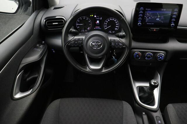 Toyota YARIS 1.5 VVT-i Active 2021 | Trekhaak Afneembaar | Achteruitrij Camera | Navigatie | DAB Radio | Lane Assist | Spraakbediening | Stuurwiel Bediening | Airco | NAP Nationale Autopas | 2 Sleutels | Boekjes
