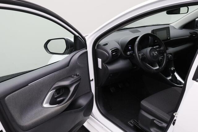 Toyota YARIS 1.5 VVT-i Active 2021 | Trekhaak Afneembaar | Achteruitrij Camera | Navigatie | DAB Radio | Lane Assist | Spraakbediening | Stuurwiel Bediening | Airco | NAP Nationale Autopas | 2 Sleutels | Boekjes
