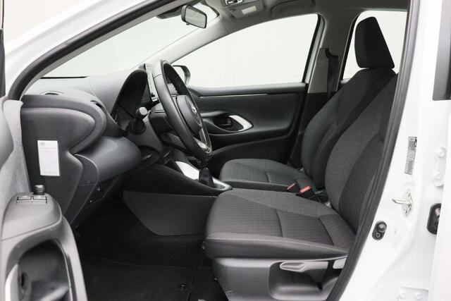 Toyota YARIS 1.5 VVT-i Active 2021 | Trekhaak Afneembaar | Achteruitrij Camera | Navigatie | DAB Radio | Lane Assist | Spraakbediening | Stuurwiel Bediening | Airco | NAP Nationale Autopas | 2 Sleutels | Boekjes