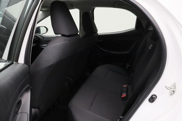Toyota YARIS 1.5 VVT-i Active 2021 | Trekhaak Afneembaar | Achteruitrij Camera | Navigatie | DAB Radio | Lane Assist | Spraakbediening | Stuurwiel Bediening | Airco | NAP Nationale Autopas | 2 Sleutels | Boekjes