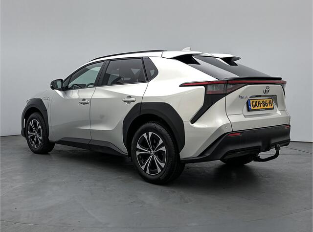 Toyota bZ4X Dynamic 71 kWh | Parkeersensoren | Trekhaak | Dodehoek Ass. | Stoel en stuurwiel verwarmd | Navigatie | 360 Camera |