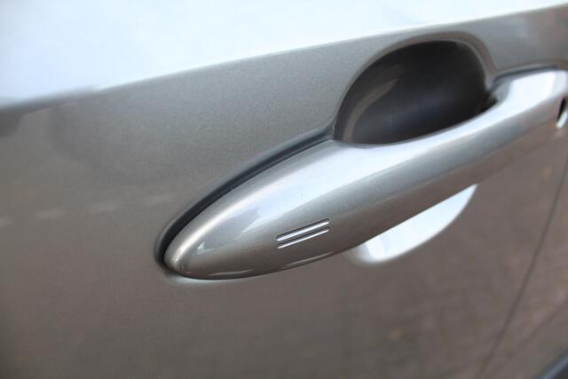 Toyota bZ4X Premium 71 kWh 3-fase Bi-Tone | Rijklaar | Panoramadak | Leder | Memory | LED | 360 Camera | JBL