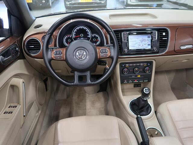 Volkswagen BEETLE (NEW) Cabriolet 1.2 TSI Exclusive Edition Leer Airco-ecc Camera Navigatie Android auto 17 inch Circle Black PDC Stoelverwarming Boekjes aanwezig Elektrische kap