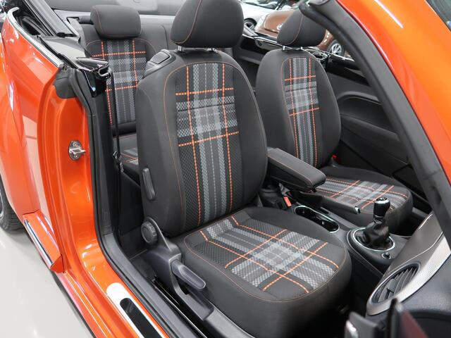 Volkswagen BEETLE (NEW) Cabriolet 1.2 TSI Club Xenon Fender Airco-ecc Navigatie App Connect Stoelverwarming PDC Boekjes Lage km.stand 18 inch Twister velgen Habanero Oranje metallic Zeer nette staat