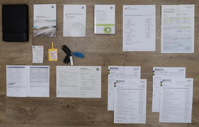 Volkswagen BEETLE (NEW) Cabriolet 1.2 TSI Sound Airco-ecc Navigatie App connect Sportvelgen 17 inch Parkeersensoren Windscherm Afdekhoes Boekjes aanwezig 2017 Facelift model Stoelverwarming Cabrio Zeer nette staat