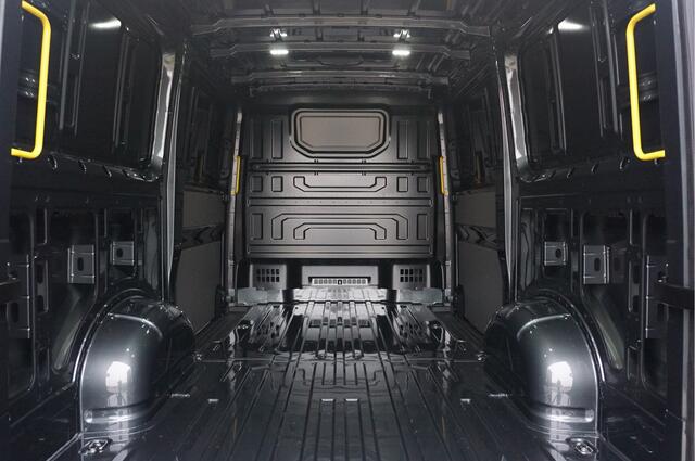 Volkswagen CRAFTER 35 177PK L3H2 AUT Facelift BPM VRIJ!! 13" Navi, Cam, Gev. Stoel, Alarm, LED!! NR. C925*