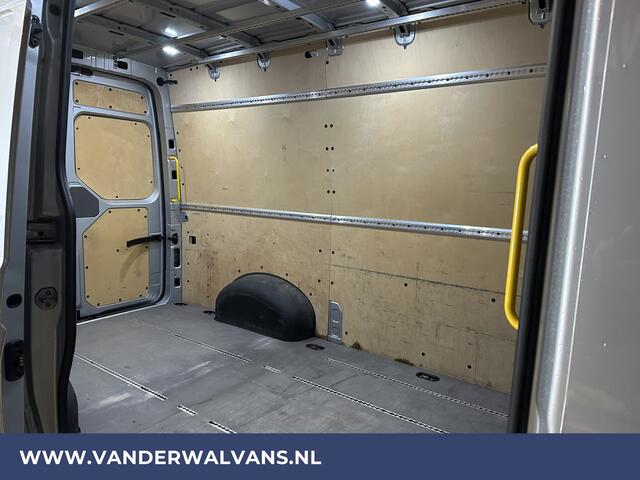 Volkswagen CRAFTER 2.0 TDI 141pk L3H3 L2H2 Euro6 Airco | Camera | Apple Carplay | Android Auto Parkeersensoren, Bijrijdersbank
