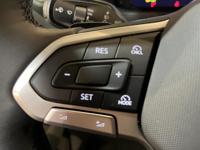 Volkswagen CRAFTER 2.0 TDI L3H2 140 PK Automaat / Euro 6 / Airco / Cruise Control / PDC / CarPlay / 3-Zits / NIEUWSTE MODEL / 1.400 KM !!