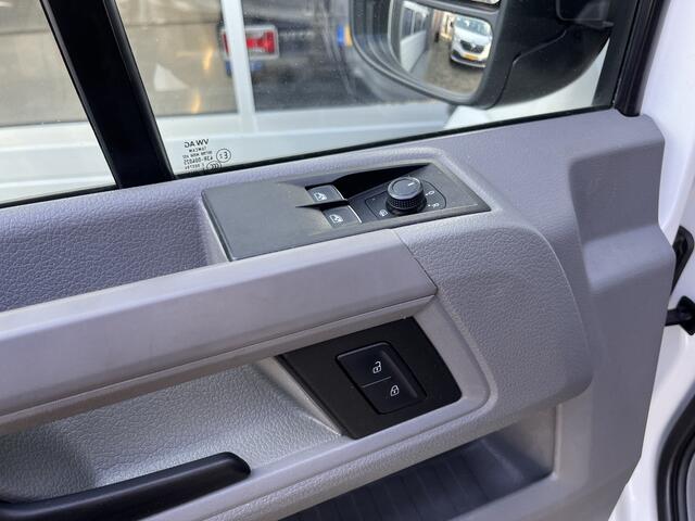 Volkswagen CRAFTER 35 2.0 TDI L3H3 oud L2H2 Airco Cruise control Trekhaak 3000kg Kastinrichting Omvormer Standkachel werkplaats Navigatiesysteem Telefoonverbinding 2-Persoons Camera