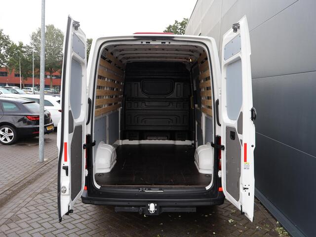 Volkswagen CRAFTER 35 2.0 TDI L3H3 Comfortline EURO VI | 140 PK | Comfortstoel Plus + Armleuningen Bijrijdersbank | Airco | Cruise Control | Navigatie BT DAB+ Apple Carplay / Android Auto | Verwarmbare Voorruit | Parkeersensoren Voor + Achter | Trekhaak