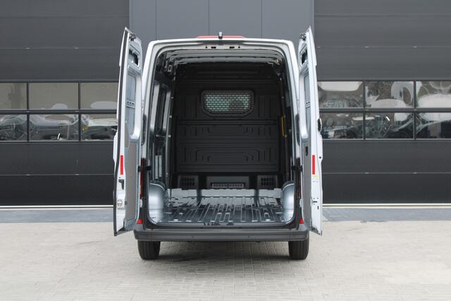 Volkswagen CRAFTER 35 2.0 TDI L3H3 177pk - LED koplampen - Navigatie - Geveerde stoel - Cruise - Camera - DAB - Parkeersensoren - Rijklaar