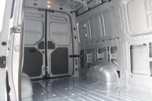 Volkswagen CRAFTER 35 2.0 TDI L3H3 177pk - LED koplampen - Navigatie - Geveerde stoel - Cruise - Camera - DAB - Parkeersensoren - Rijklaar