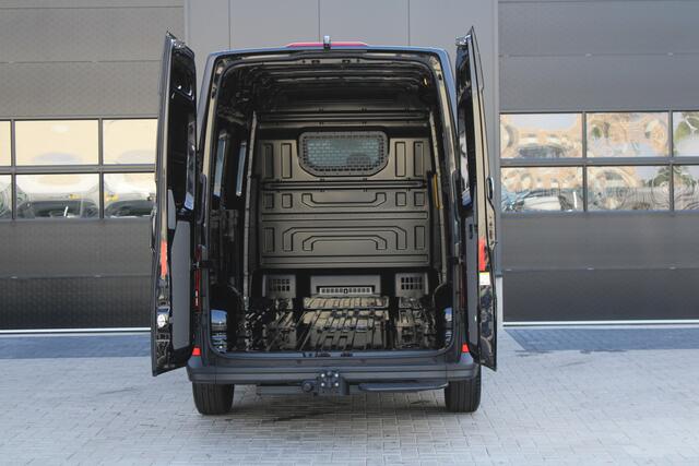 Volkswagen CRAFTER 35 2.0 TDI L3H3 177pk - Facelift - Navigatie - LED - Geveerde stoel - Virtual cockpit - Camera - Trekhaak - Stoelverwarming - Rijklaar