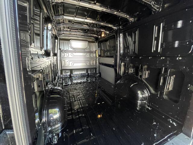 Volkswagen CRAFTER 30 2.0 TDI L3H2 Highline 140 Pk Automaat | Trekhaakvoorbereiding | App-connect | 3 Zits