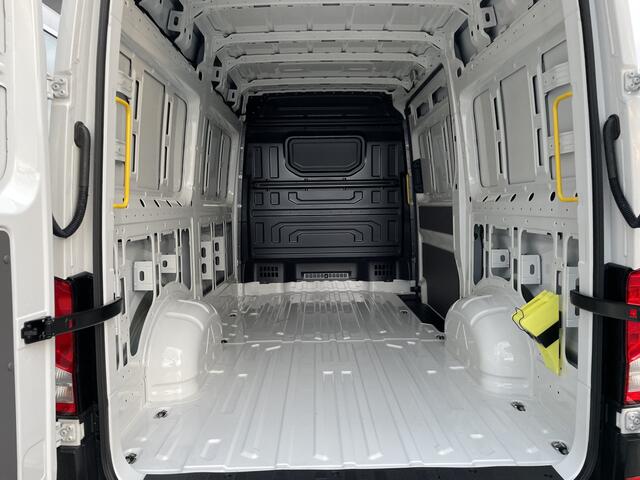 Volkswagen CRAFTER 35 2.0 TDI L3H3 Highline 140pk Auto | Trekhaak | Camera | App connect