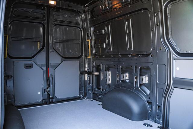 Volkswagen CRAFTER 2.0 TDI 140PK Automaat L3H3 Comfortline 2x LED | NAVI | Camera | Trekhaak | Airco |