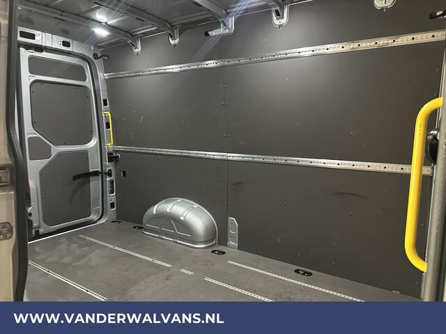 Volkswagen CRAFTER 2.0 TDI 141pk L3H3 L2H2 Euro6 Airco | Camera | Navigatie | Android Auto | Stoelverwarming Parkeersensoren, Bijrijdersbank, 3000kg trekvermogen, zilver