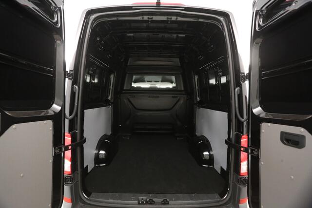 Volkswagen CRAFTER 2.0 TDI DSG HIGHLINE EXCLUSIVE L3H3 | FACELIFT MODEL | BPM VRIJ | DUBBELE CABINE | 5 PERSOONS | NIEUW 3000KG TREKHAAK VIRTUAL ADAPTIVE CRUISE LED 140PK CARPLAY 17"LMV