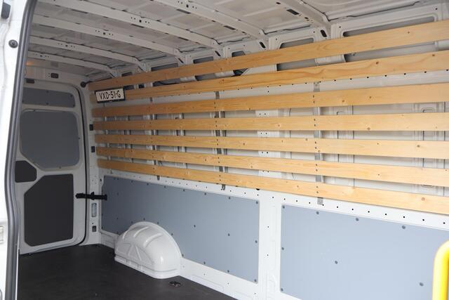 Volkswagen CRAFTER 35 2.0 TDI L3H3 Comfortline EURO VI | 140 PK | Trekhaak | Navigatiesysteem | Parkeersensoren |