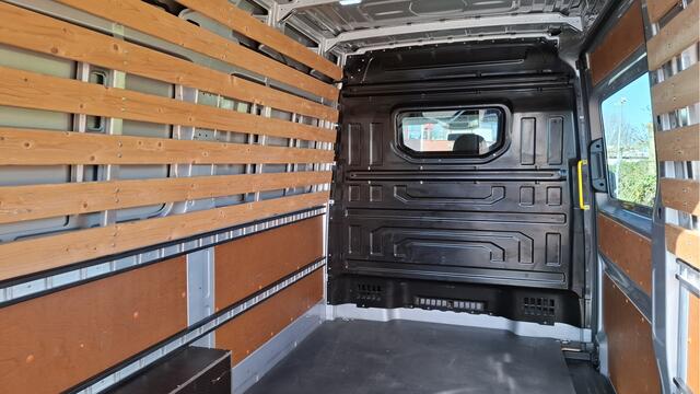 Volkswagen CRAFTER 35 2.0 TDI L3H3 Highline 140 pk Automaat