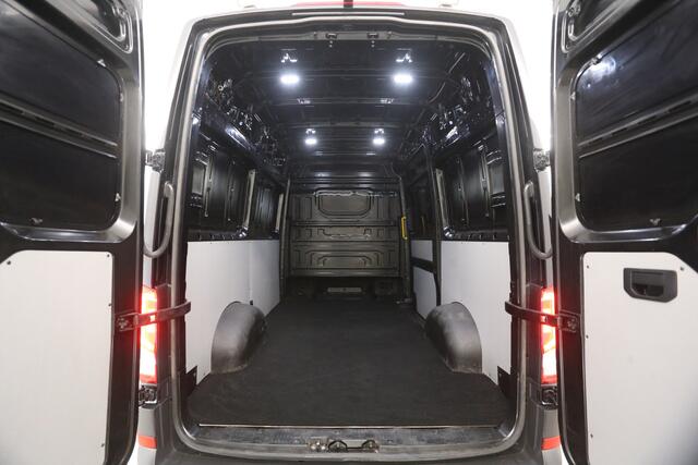 Volkswagen CRAFTER 2.0 TDI L3H3 | 177PK | 3500kg | Trekh | Aut. | Airco | 3-Zits | Cruise | Camera | Stoel/Stuurverw. | Carplay | Parkeersens.