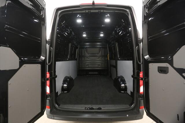 Volkswagen CRAFTER 35 2.0 TDI L3H3 | NIEUW | BPM VRIJ | 3000KG | Airco | Cruise | Camera | Carplay | Massage | 3-Zits | Navi | LED