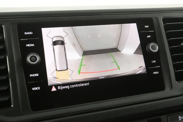 Volkswagen CRAFTER 35 2.0 TDI L3H3 | NIEUW | BPM VRIJ | 3000KG | Airco | Cruise | Camera | Carplay | Massage | 3-Zits | Navi | LED