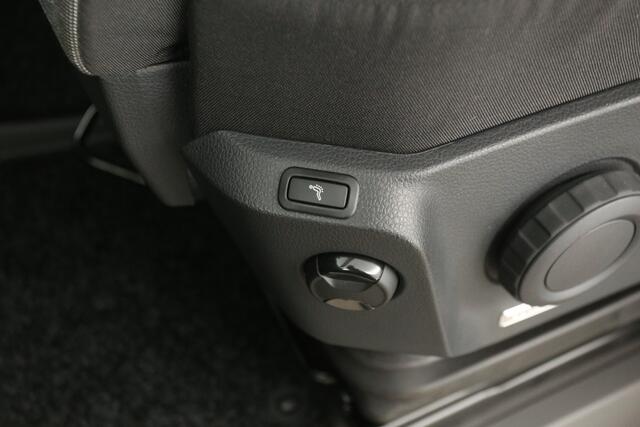 Volkswagen CRAFTER 35 2.0 TDI L3H3 | NIEUW | BPM VRIJ | 3000KG | Airco | Cruise | Camera | Carplay | Massage | 3-Zits | Navi | LED