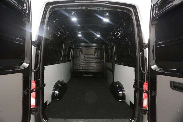 Volkswagen CRAFTER 2.0 TDI DSG HIGHLINE EXCLUSIVE L3H3 | FACELIFT MODEL | BPM VRIJ | NIEUW | 3000KG TREKHAAK | VIRTUAL | CAMERA | ADAPTIVE CRUISE | LED | 140PK | CARPLAY | 17"LMV