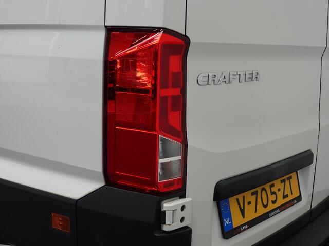 Volkswagen CRAFTER 140pk L4H3 / L3H2 Dubbele cabine Airco Cruise control Trekhaak Navigatie Carplay Camera Sidebars Euro6