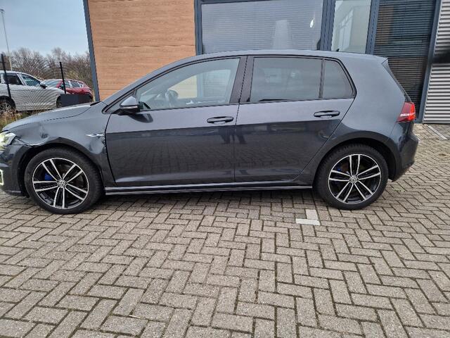 Volkswagen GOLF 1.4 TSI GTE Connected Series dealer onderhouden recent beurt gehad deukje scherm